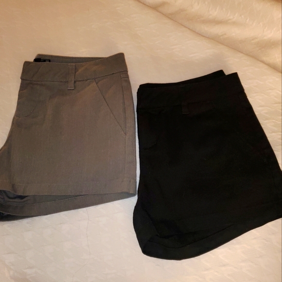 2 pairs of Volcom shorts for 1. Never worn - Picture 10 of 16